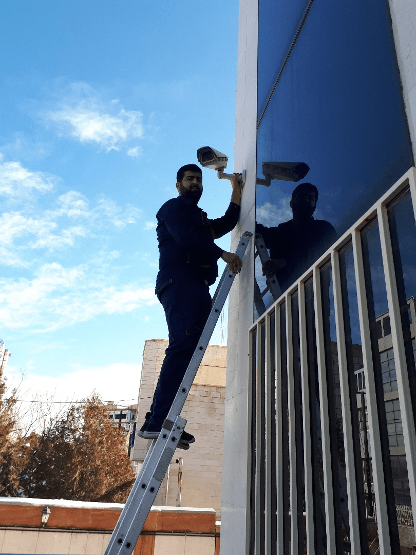 نصب دوربین مداربسته توسط تیم پارندسیستم
